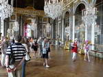 Versailles das Schloss innen der Spiegelsaal mit Leuchter.